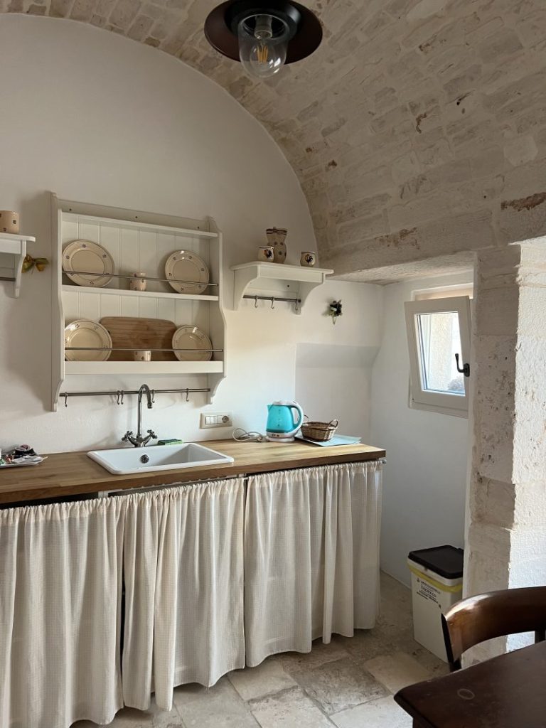 cozinha decorada de forma a respeitar a identidade local