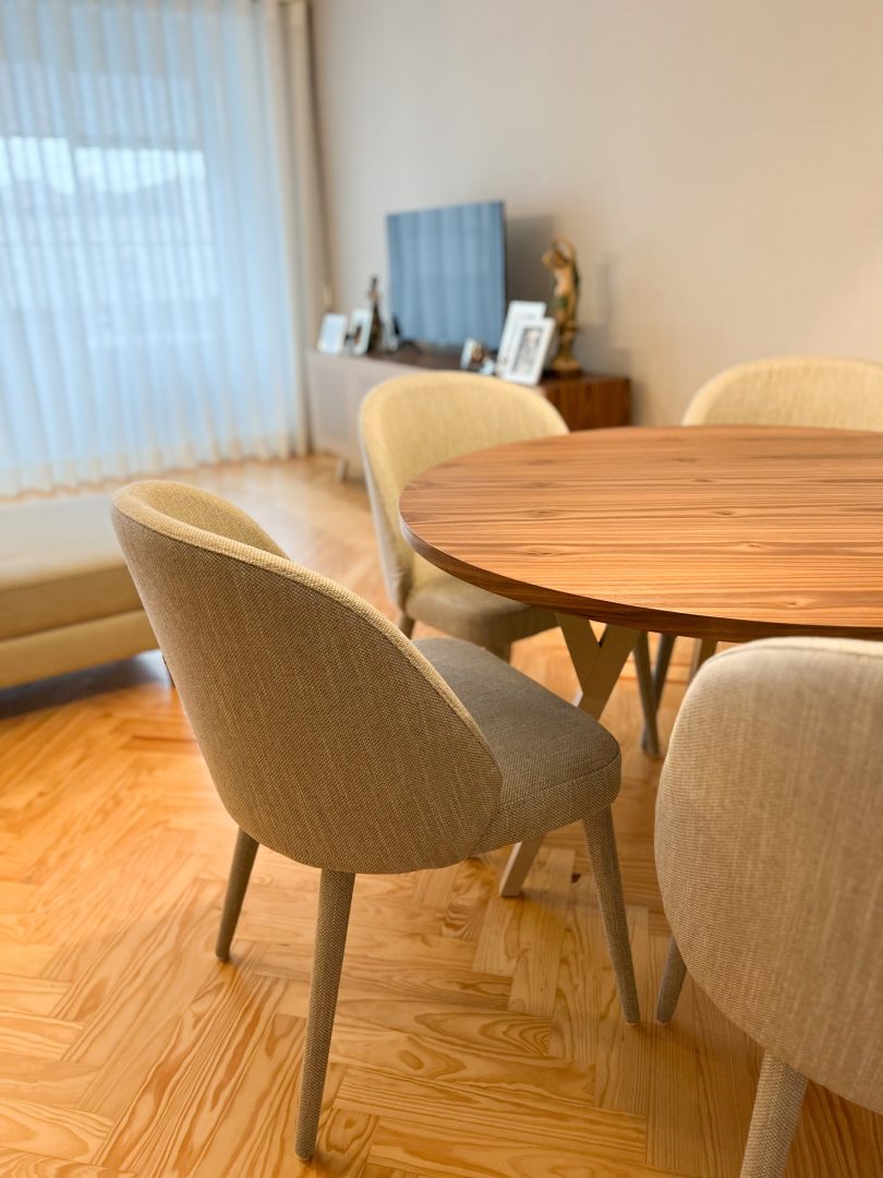 pormenor das cadeiras de sala de jantar