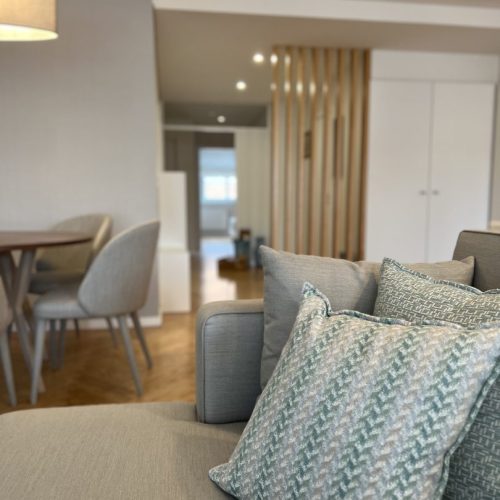 pormenor do tecidos das almofadas em tons de azul