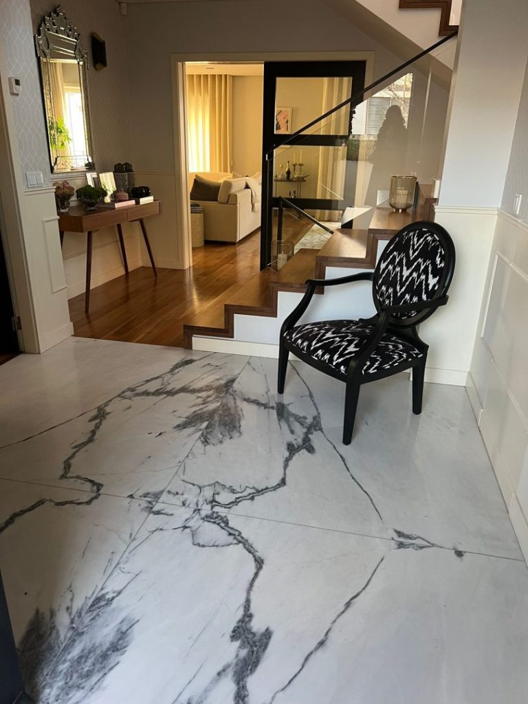 hall de entrada com pavimento em mármore pele tigre