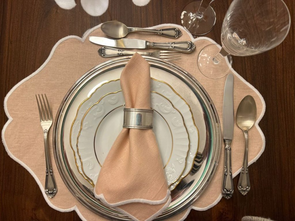 Decoração de mesa com elementos em prata