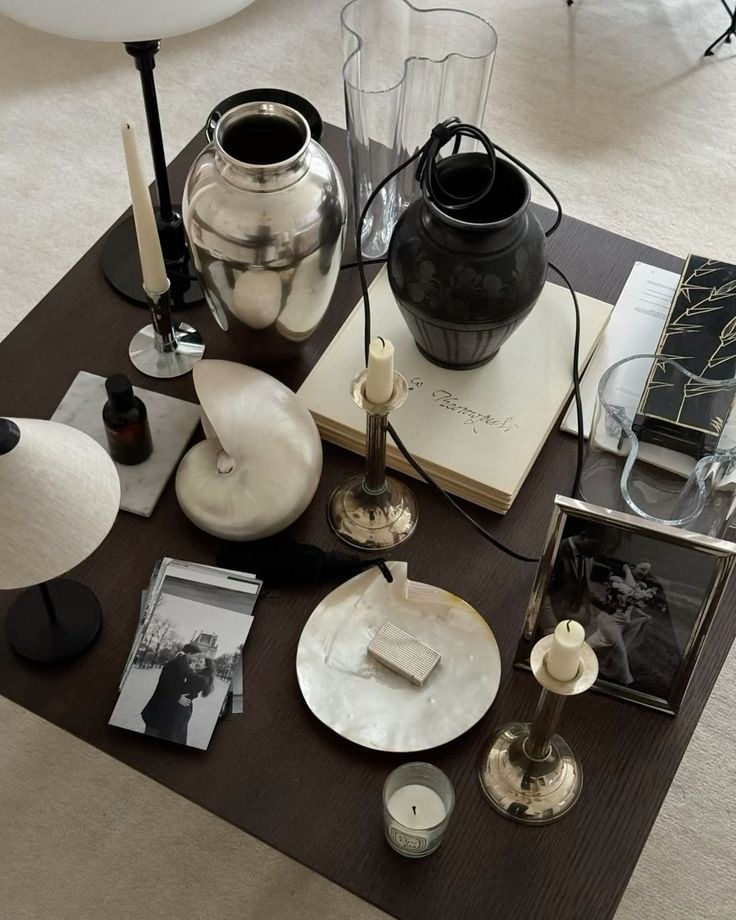 Centro de mesa com objetos em prata