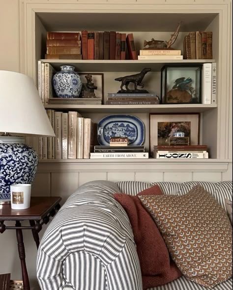 Decoração de sala com objetos em cerâmica em tons de azul